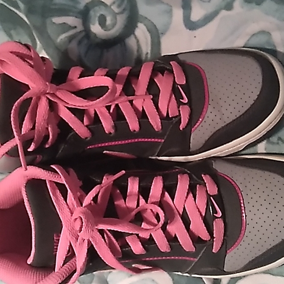 Womens nikes - Picture 3 of 7